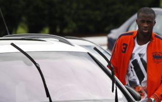 Yaya Touré galère avec ses essuie-glaces à Manchester en septembre 2012