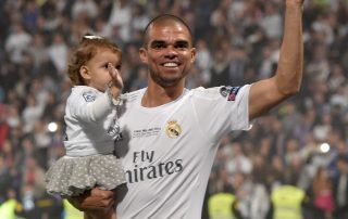 Pepe fête la victoire en Ligue des champions avec ses enfants à Madrid le 29 mai 2016