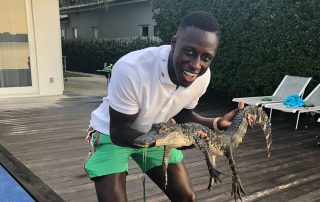 Benjamin Mendy et un bébé crocodile