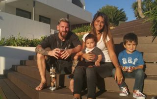 Lionel Messi, sa femme Antonella Roccuzzo et leurs enfants Mateo et Thiago devant leur maison, à Barcelone