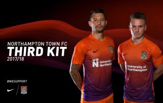 Le nouveau maillot third de Northampton Town ressemble étrangement à celui de Manchester City 2016/17