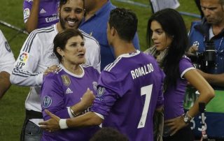 Cristiano Ronaldo entouré de sa mère Dolores Aveiro et sa compagne Georgina Rodriguez