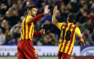 Gerard Piqué et Jordi Alba avec le maillot du Barça aux couleurs de la senyera, le drapeau catalan