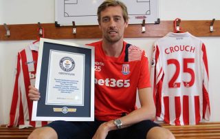 Peter Crouch avec son certificat du Guiness Book des records - octobre 2018