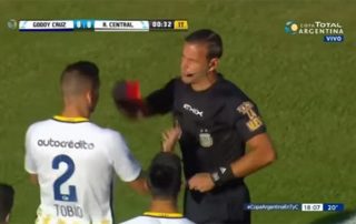Fernando Tobio, expulsé au bout de neuf secondes avec Rosario Central - octobre 201