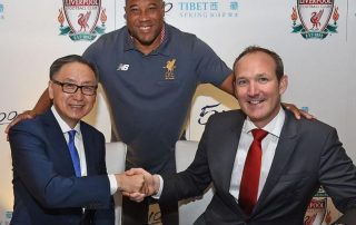 John Barnes, ex-joueur du club, avec le directeur commercial Billy Hogan et Sunny Wong, dirigeant de Tibet Water - juillet 2017