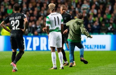 John Hatton tente un coup de pied sur Kylian Mbappé le 12 septembre au Celtic Park