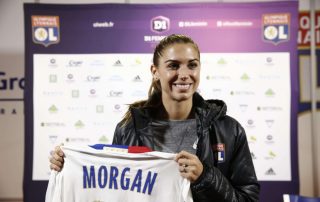 Alex Morgan au moment de sa signature à l'OL