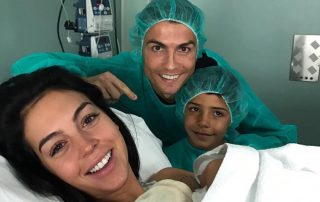Cristiano Ronaldo avec Georgina Rodriguez et Cristiano Jr. après la naissance de son quatrième enfant - novembre 2017