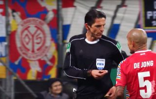 Deniz Aytekin propose un bonbon à Nigel De Jong en plein match - février 2018