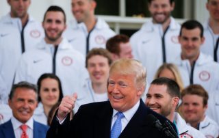 Donald Trump avec l'équipe américaine paralympique à la Maison Blanche le 27 avril 2018 (Panoramic)