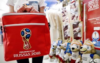 Du merchandising de la Coupe du monde en Russie à Kaliningrad - avril 2018 (Paranoramic)