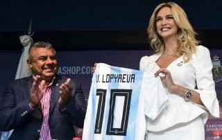 Claudio Tapia, président de l'AFA, avec et Victoria Lopyreva, Miss Russie 2003 et ambassadrice du Mondial