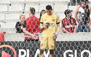 Santos, le gardien de l'Atlético Paranaense (Brésil) regarde son portable en plein match