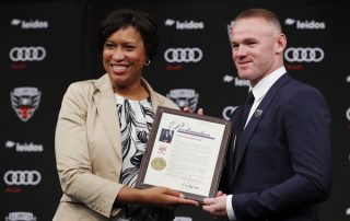 Wayne Rooney et la maire de Washington DC Muriel Bowser