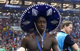 Mendy avec le sombrero lors des célébrations de la Coupe du monde 2018