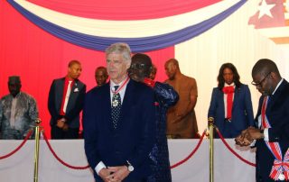 George Weah remet la plus haute distinction du Liberia à Arsène Wenger le 24 août 2018 (Panoramic)