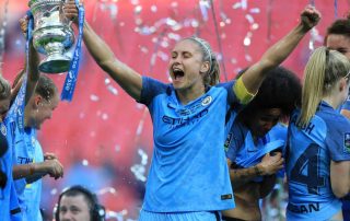 Steph Houghton avec la FA Cup en mai 2017 - Panoramic