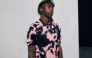 Moise Kean avec le maillot pré-match de la Juventus 2019/20