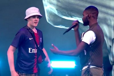 Alex sur la scène de Glastonbury pour chanter "Thiago Silva" - juin 2019