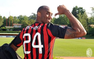 Kobe Bryant avec le maillot du Milan AC