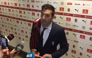 Buffon avec le maillot de Daniel Maldini
