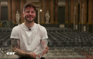 Schöne avec le trophée du but de la décennie grâce à son coup franc avec l'Ajax contre le Real
